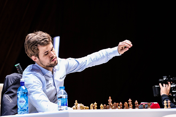 chess24 - Magnus Carlsen wins an absolutely crushing game