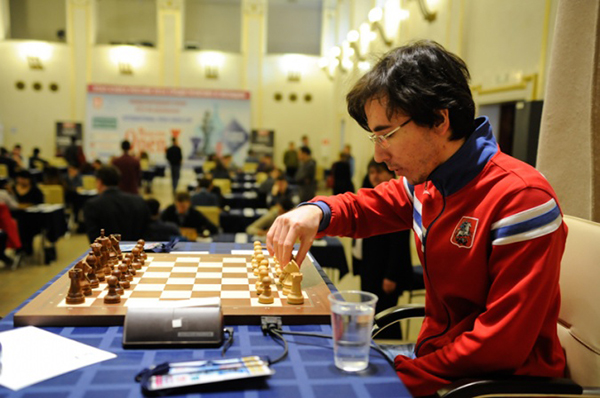 Юрий Елисеев сохраняет лидерство в главном турнире Кубка РГСУ (фото Г. Поповой)