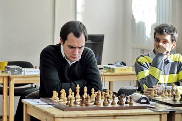 Рейтинг-фаворит и лидер турнира Иван Попов (слева). Фото сайта www.chessmoscow.ru