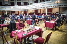 Eight Players Share Lead on the Isle of Man