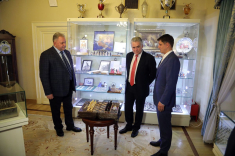 Корпорация "Ростех" подарила Музею шахмат ФШР янтарные шахматы