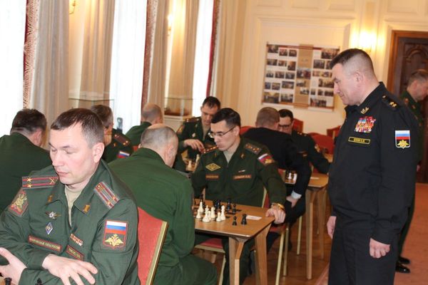 За шахматными баталиями наблюдает генерал-лейтенант Олег Цеков (фото: П. Хайлов)