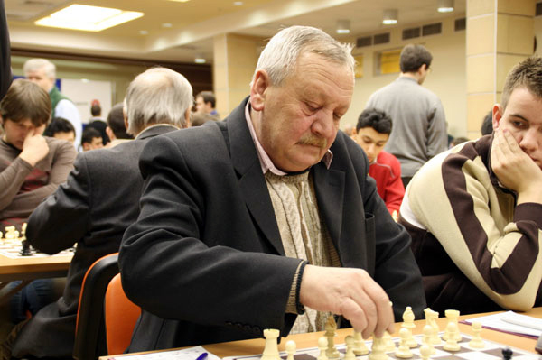 За игрой гроссмейстер Юрий Балашов (фото сайта www.chesspro.ru)