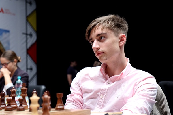 Is it only me or does Daniil Dubov ( Russian Chess Super GM