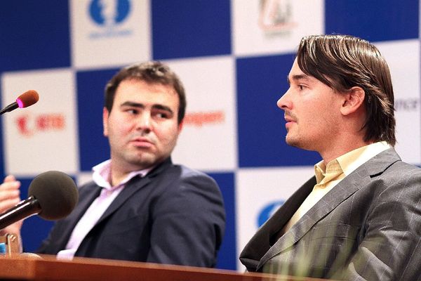 Лидер турнира обсуждает свою встречу с Шахрияром Мамедьяровым ( фото А. Карлович)
