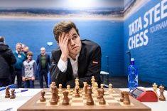 Magnus Carlsen Blunders but Joins Leaders in Wijk aan Zee