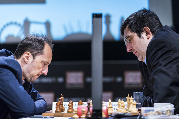 Владимир Крамник начал London Chess Classic с победы Веселином Топаловым (Фото Л. Отеса)