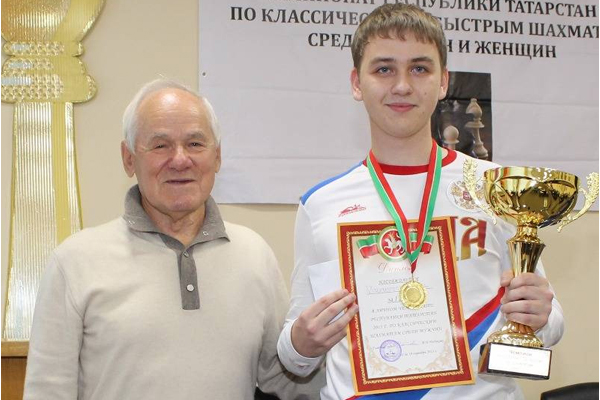Президент Федерации шахмат Республики Татарстан Геннадий Захаров поздравляет Раиля Махмутова