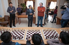 Илья Смирин сразился с шахматистами Бурятии