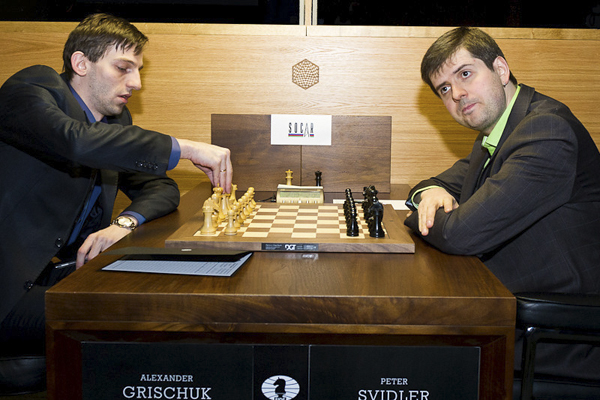 Александр Грищук и Петр Свидлер на турнире претендентов в Лондоне. (Фото Р. Моррис-Хилла)