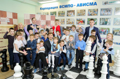 Сергей Карякин провёл урок для салдинских первоклассников