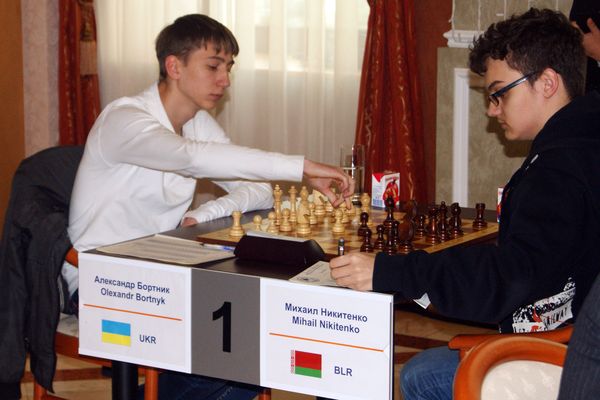 Александр Бортник (белые) одержал самую быструю победу во втором туре