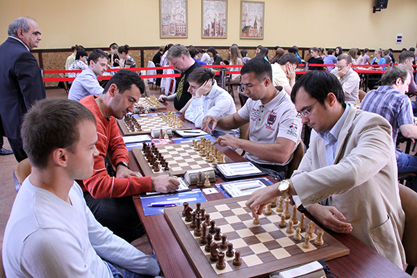Grandmaster Ivan Popov leads the men's event with 3/3.