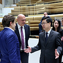 Левона Ароняна поздравляет посол КНР в Грузии Ван Кайвэнь