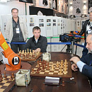 Анатолий Вайсер играет против шахматного робота