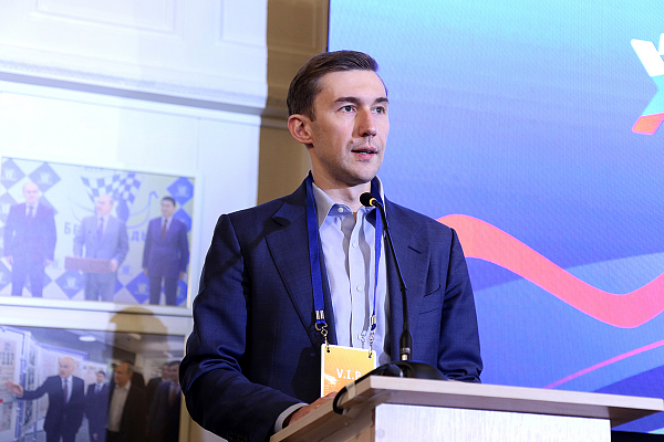 Presidential Candidate Sergey Karjakin addresses the meeting.