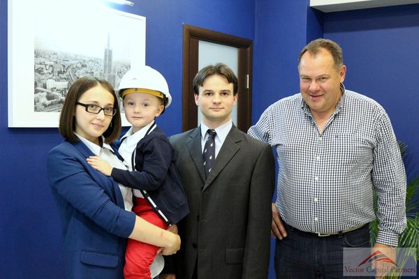 Миша Осипов с родителями и Сергей Дорожкин